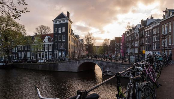 Bicicletas sobre barandillas del puente junto al Canal del Príncipe en Ámsterdam, Países Bajos, el lunes 25 de marzo de 2019. Fotógrafo: Geert Vanden Wijngaert/Bloomberg