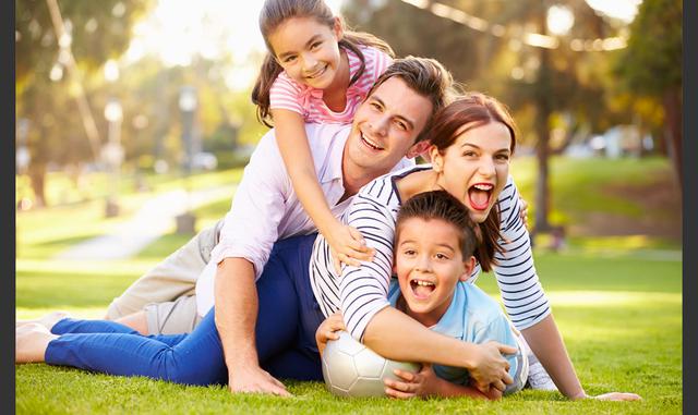 FOTO 8 | Facilidades para padres. Los padres de familia, ya sea madres o padres, valoran pertenecer a una empresa en la que se les permita tener un balance vida – trabajo en la que puedan disfrutar del tiempo con sus hijos y estar presente activamente en la vida de los mismos. Un factor clave dentro de este balance es lograr tener una vida profesional exitosa sin descuidar la vida de sus hijos. Algunas de las opciones que ofrecen las empresas son permisos especiales para asistir a compromisos escolares, cumpleaños de los hijos, guardería dentro de las instalaciones, cuartos de lactancia acondicionados, periodos más largos de lactancia, entre otros.