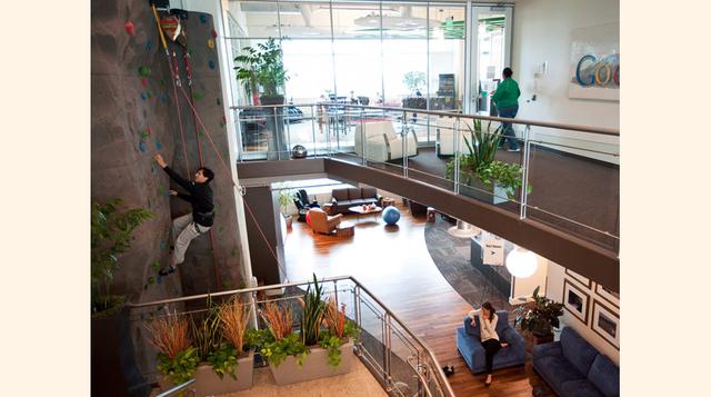 …que también cuenta con una pared para escalar en roca justo dentro de la oficina. (Foto: Getty)