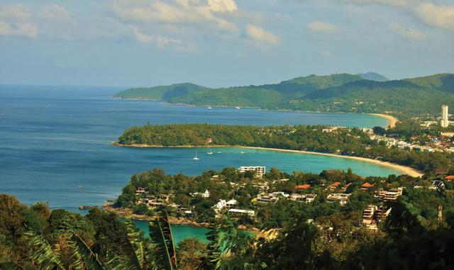 Foto 10 | Dónde: Phuket, Tailandia. Evelyn Atieno, fundadora de Affinity, una plataforma de medios para que los adolescentes escriban sobre problemas mundiales, comenta: “Cuando se trata de destinos baratos, no se puede vencer a Tailandia. Phuket es un hermoso lugar de playa que es famoso por su gente agradable, hoteles asequibles y comida increíble. La temporada baja es en la primavera y el invierno. (No vaya durante el verano porque va a llover todos los días.) Una vez en Phuket, diríjase a la playa de Patong por la noche: la vida nocturna es algo digno de ver, con música alta y entretenimiento constante. Al día siguiente, debes dirigirte a la ciudad de Phuket. Con sus coloridos edificios, la ciudad de Phuket parece que entraste en Portugal. Hospédese en Andakira Hotel Patong por menos de US$ 50 por noche. Antes de salir de Phuket, asegúrese de tomar un ferry por alrededor de US$ 30 ida y vuelta a las islas Phi Phi: es un viaje en bote de dos horas, pero vale la pena”.
