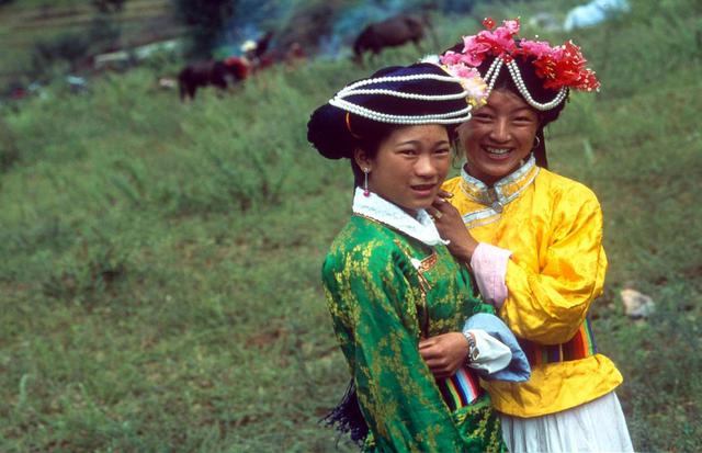 FOTO 6 | Amor libre para todos, las mujeres mosuo también pueden disfrutar de una gran libertad sexual. Después de su ceremonia de la mayoría de edad, alrededor de los 13 años, las jóvenes comienzan a dormir en su propia habitación en la parte trasera del hogar. Y posteriormente, una vez que alcanzan la pubertad, pueden cortejar y recibir enamorados a su gusto. Las relaciones podrían durar toda la vida, una década o tan solo una noche.