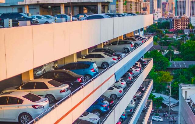 FOTO 27 | APROVECHA LAS APLICACIONES DE ESTACIONAMIENTO RENTABLES.  En lugar de pagar exorbitantes tarifas de estacionamiento del hotel de 20 a 30 dólares, además de una serie de otros cargos ocultos por reposición del minibar, registrar la entrada temprano y el acceso al wifi, estaciona tu auto afuera. Con la herramienta SpotHero, puedes buscar las opciones de menor precio en el área y obtener hasta un 50 por ciento de ahorro. Otra herramienta valiosa es BestParking.com, que puede dirigirte a estacionamientos que tienen precios razonables en el área. También considera omitir el estacionamiento en el aeropuerto y elige un servicio de viaje compartido para reducir los costos. Y una vez que llegues a tu destino final, "no descartes la opción de usar el transporte público, especialmente en ciudades con sistemas de gran alcance y relativamente económicos", dice Sampson. (Foto: Getty)