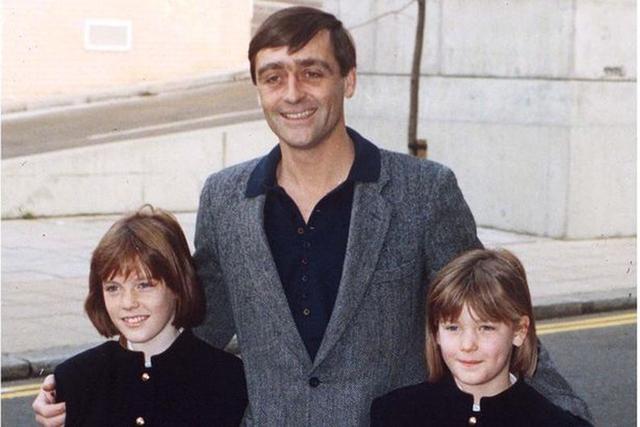 Gerald Cavendish Grosvenor, duque de Westminster, junto a sus pequeñas hijas.