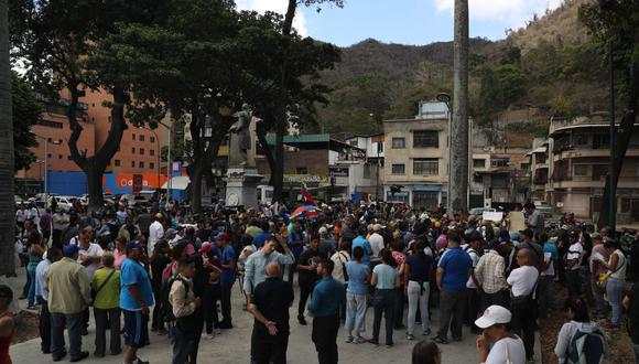 Vigilado por policías antimotines, un pequeño grupo leyó el pregón frente a la comandancia de la Armada en el centro de Caracas, sin incidentes. (Foto: EFE)