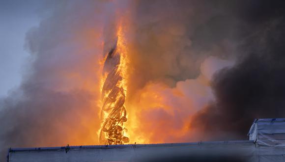 La torre de la histórica bolsa de valores de Boersen está en llamas mientras el edificio se incendia en el centro de Copenhague, Dinamarca, el 16 de abril de 2024. (Foto Ritzau Scanpix / AFP).
