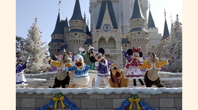 Tokio Disneyland, Tokio, Japón. Este parque y complejo turístico abrió en 1983 pero solo como parque temático. Luego se convirtió en un resort con dos parques temáticos, siete hoteles (dos de Disneyland), y un paseo de compras. Tokio Disneyland fue el pri