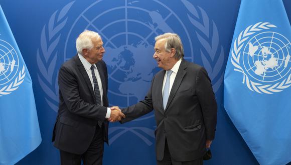El jefe de política exterior de la Unión Europea, Josep Borrell (L), le da la mano al Secretario General de las Naciones Unidas, Antonio Guterres, en la sede de la ONU en Nueva York, el 18 de septiembre de 2022, durante la 77ª sesión de la Asamblea General de la ONU. (Foto de Craig Ruttle / PISCINA / AFP)