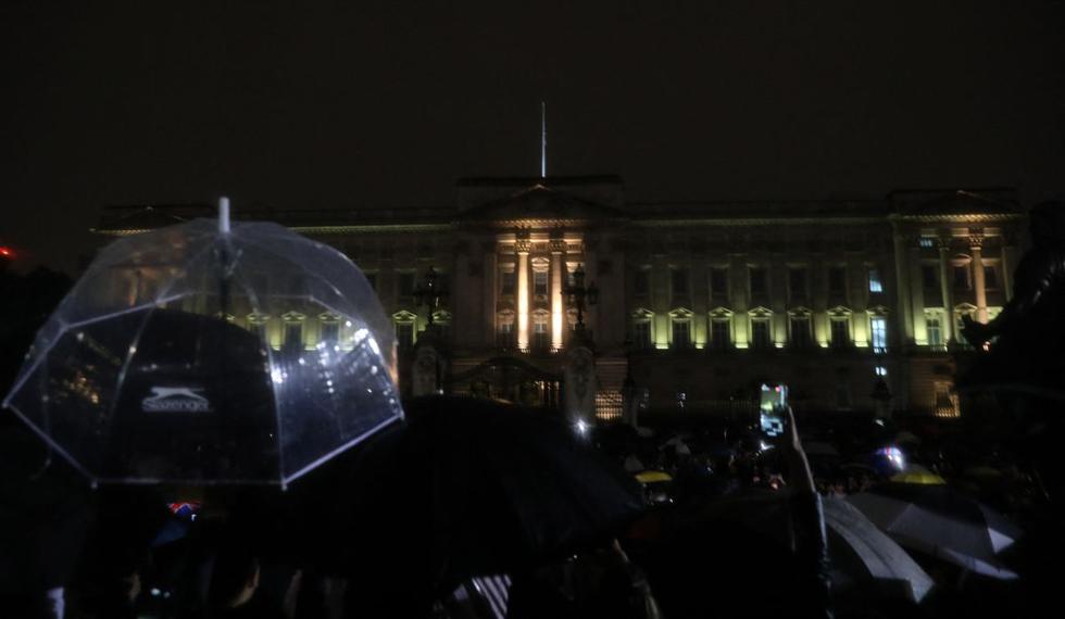 Los simpatizantes se reúnen frente al Palacio de Buckingham, después del anuncio de la muerte de la reina Isabel II, en el centro de Londres el 8 de septiembre de 2022. (Foto de ISABEL INFANTES / AFP)