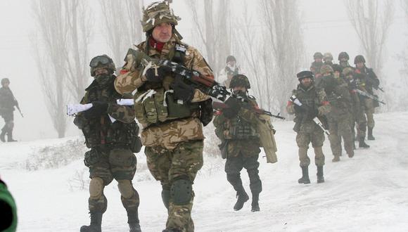 Un miembro del Batallón de Voluntarios de Donbás, unidad militar ucraniana, participa de una operación en el distrito Lysychank, región de Lugansk, controlada por los separatistas prorrusos, en enero del 2015. (Foto: Aantolii Boiko / AFP / Archivo)