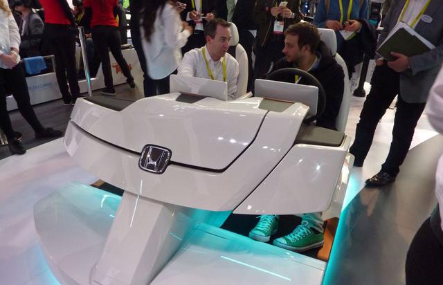 Un representante de Honda explica a un asistente al CES 2017 el funcionamiento del prototipo del vehículo autónomo de la automotriz japonesa.