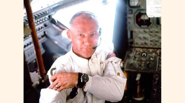 El astronauta Edwin "Buzz" Aldrin rechazó una beca al MIT, pero en 1963 regresó y obtuvo un doctorado en astronáutica. Su tesis se titula: "Técnicas de orientación. Línea de visión para tripulación orbital rendezvous". (Foto: Nasa)