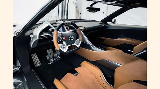 El interior cuenta con un diseño deportivo inspirado en las carreras, proporcionando una posición de manejo dinámica y agresiva. (Foto: Megaricos)