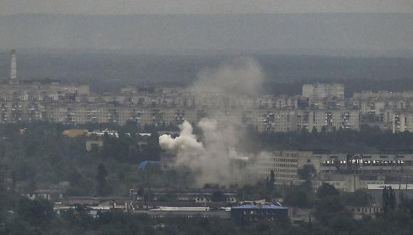 El humo y la suciedad se elevan desde la ciudad de Severodonetsk en la región oriental de Ucrania de Donbas, en medio de la invasión rusa de Ucrania.