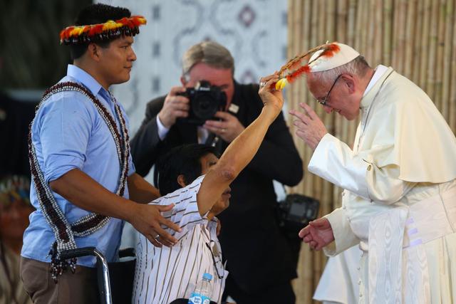 Foto 5 | Tras oír a los indígenas contarle las amenazas que pesean sobre sus tierras ancestrales, el papa tomó la palabra para denunciar "la fuerte presión de los grandes intereses económicos que dirigen su avidez sobre petróleo, gas, madera, oro, monocultivos agroindustriales" sobre esta inmensa selva.