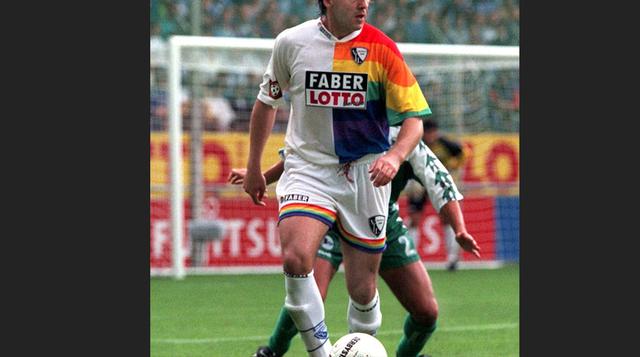 VFL Bochum 1997/98. En Alemania también suceden este tipo de “accidentes”. El Bochum sufrió el terrible diseño que dividía la camiseta en tres: la parte izquierda totalmente azul, la mitad inferior de la derecha era totalmente blanca, y la superior lucía 