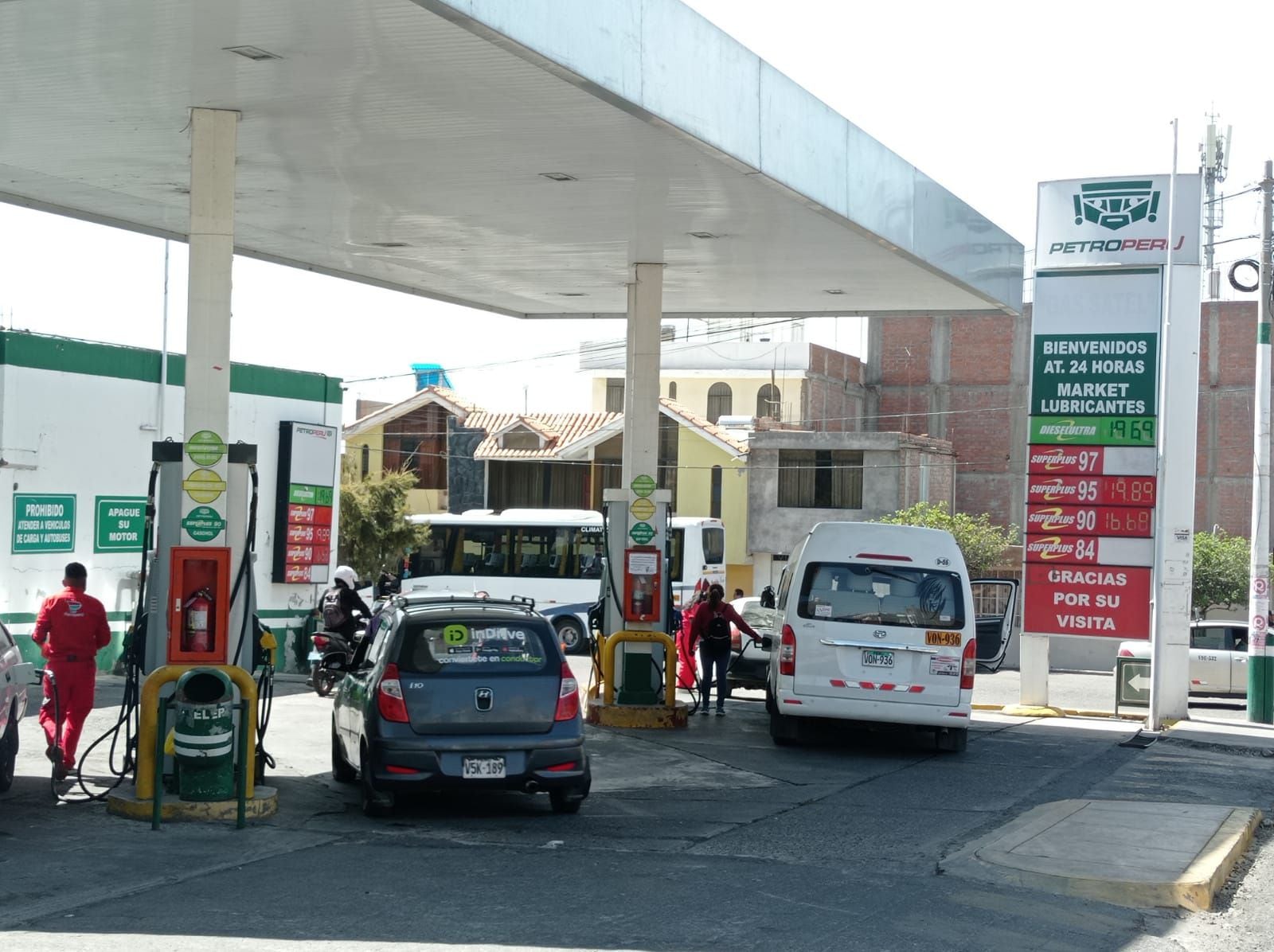Conductores abastecen de combustible a sus unidades, luego de escasez a causa del paro (Foto: GEC)