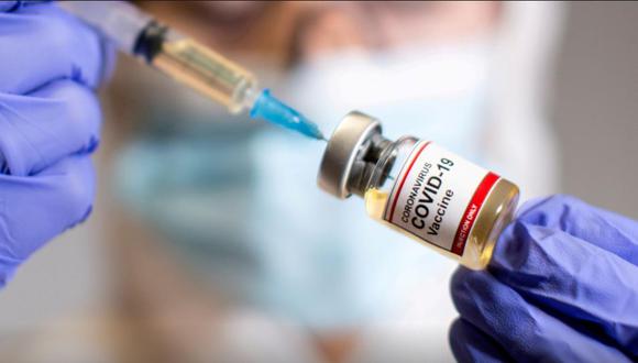 Una enfermera prepara una dosis de la vacuna contra el COVID-19. (Foto: Reuters/Dado Ruvic)