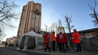 El momento en que un misil impacta contra un edificio en Kiev 