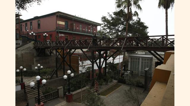 Pedaleando por barrios coloniales. Barranco es una urbanización elegante del siglo XX con magníficas casonas antiguas, muchas de ellas ocupadas hoy por restaurantes y hoteles. En un recorrido por el barrio, paseando o en bicicleta, hay que detenerse en el
