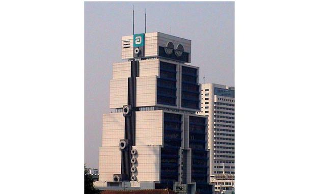 ROBOT BUILDING – TAILANDIA. Ok, construir um prédio com um ar pós-modernista. Mas esse arquiteto foi longe… Inspirou-se em um robô. Essa construção foi projetada para um banco.