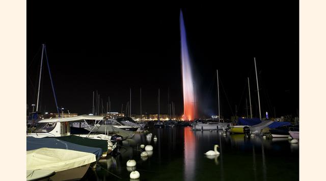 Jet d'eau, famosa fuente de agua de Ginebra, Suiza, se ilumina con los colores franceses rojo, blanco y azul en honor a las víctimas de los atentados terroristas en París. (Foto: AP)