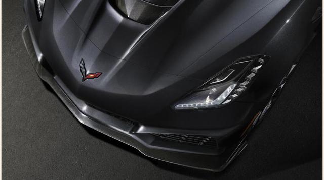 FOTO 8 | Chevrolet se vio obligado a diseñar un spoiler delantero fabricado en fibra de carbono lo suficientemente eficiente para compensar las 950 libras (431 kg) de presión que puede ejercer el viento a través del alerón posterior mientras viaja a 210 m