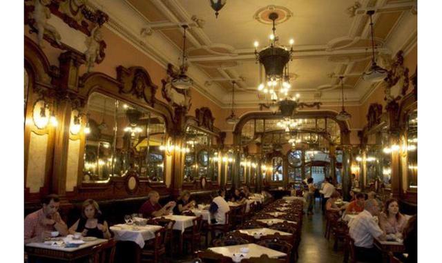 Café Majestic (Oporto, Portugal). Situado en la rua Santa Catarina, en pleno centro de Oporto, el Café Majestic brilla con luz propia. Y es que este establecimiento inaugurado en los años 20 del siglo pasado bajo el nombre de Café Élite conserva el romant