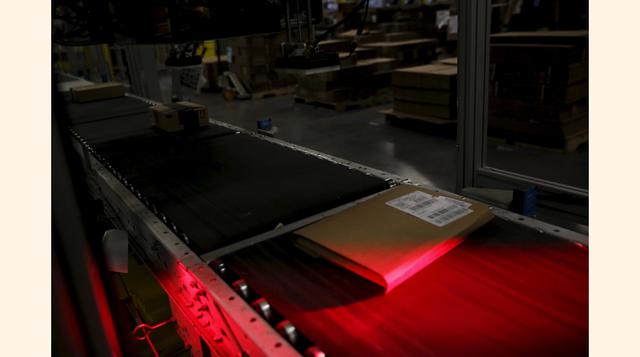 Según Amazon, la tecnología dentro del centro les permite la descarga y entrega de un trailer lleno de inventario en 30 minutos  y no horas, como anteriormente era. (Foto: Reuters)