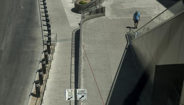 Más allá de esta extraña sensación de calma, el golpe financiero del confinamiento es claro para una ciudad que vive de los juegos de azar, los grandes espectáculos y el turismo, todos sectores golpeados por la pandemia, que además llevó a la restricción de viajes internacionales. (Bridget BENNETT / AFP).