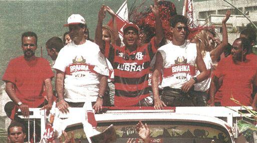 El jugador brasileño de Fútbol, Romario, es aclamado por cientos de admiradores tras su arribo a Río de Janeiro, luego de ser cedido por el Barcelona al Flamengo. (foto AFP)