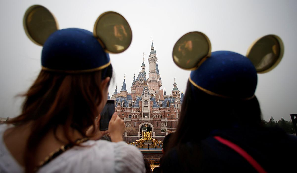 Disney dijo que devolvería las entradas de Shanghai Disneyland, a más de 800 kilómetros de Wuhan en la costa este de China, así como a otros servicios del parque, y que haría otro tanto con las reservas de hotel. (Foto: Reuters/Archivo)