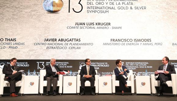 Ministro de Energía y Minas, Francisco Ísmodes,  en el “Simposium del Oro y la Plata” .