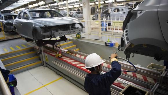 Un empleado trabaja en una línea de producción de automóviles en la planta de Mazda en Salamanca, estado de Guanajuato, México, el 9 de noviembre de 2022. (Foto de CLAUDIO CRUZ / AFP)