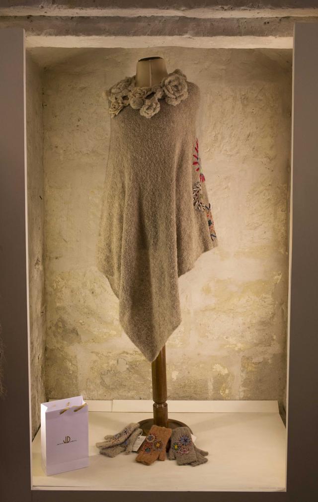 8. En el 2014 el gobierno lanzó la marca sectorial "Alpaca del Perú" para posicionar el producto en mercados de lujo global, destacando que el 80% de la producción mundial de alpaca proviene de Perú y que la fibra ya había sido usada por los inc