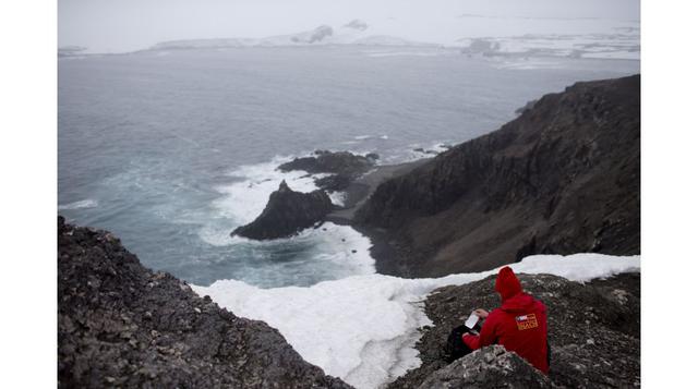 El científico alemán Andreas Beck en la Isla Robert, en el archipiélago de las Shetland del Sur, Antártida. El derretimiento de los glaciares de la Antártida como consecuencia del calentamiento global preocupa a los científicos, ya que esto contribuye al 