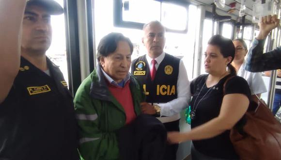 Expresidente Alejandro Toledo custodiado por policías peruanos y agentes estadounidenses tras arribar al Perú este domingo por la mañana (Foto: @nekroRP)
