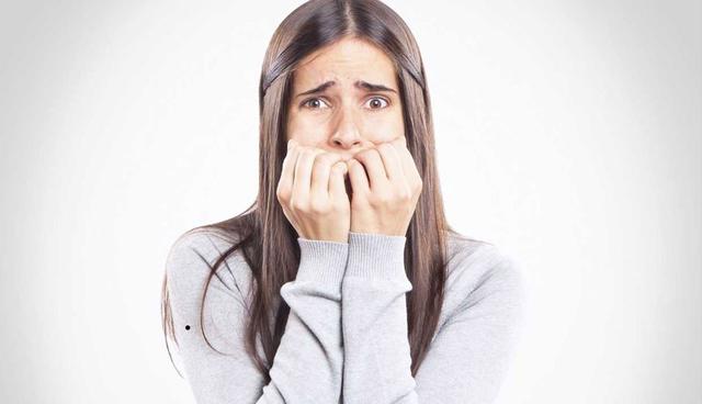 FOTO 10 | 10. Estás ansioso. Aunque sea fin de semana y te encuentres lejos de la oficina, te sientes ansioso y preocupado. Esto se ve reflejado en la adopción de manías como morderte las uñas o incluso en tics nerviosos.