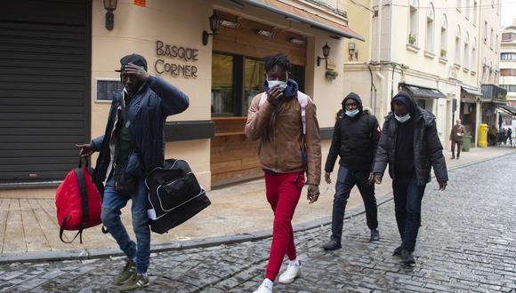 Migrantes caminan en la ciudad vasca española de Irun, el 11 de enero de 2022. Foto de ANDER GILLENEA / AFP