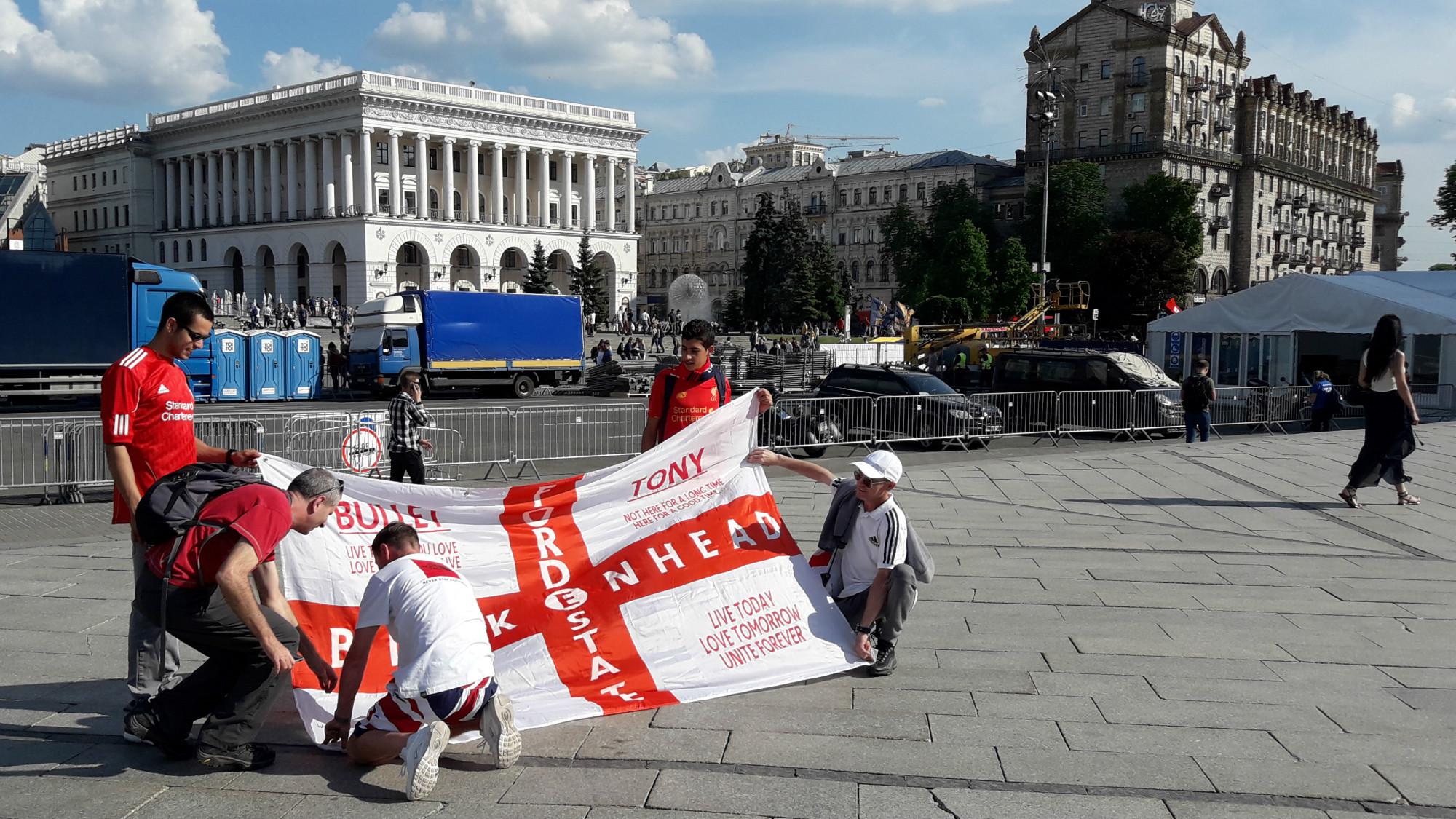 Hinchas de Liverpool, desde Birkenhead, llegan a Kiev para alentar a su equipo. (Foto: Raúl Castro)