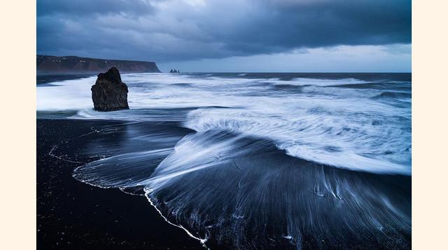 Vik (Islandia), la gran particularidad de esta playa es que su arena es de color negro; ello ha mantenido un poco alejados a los turistas que buscan darse un baño aquí. Sin embargo, es una verdadera atracción, pues sus arenas negras contrastan con las ton