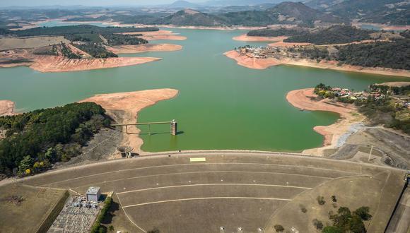 El cambio climático está cambiando la dinámica a medida que las sequías, cada vez más duraderas, se apoderan de la región, lo que hace que la energía hidroeléctrica sea cada vez menos confiable.