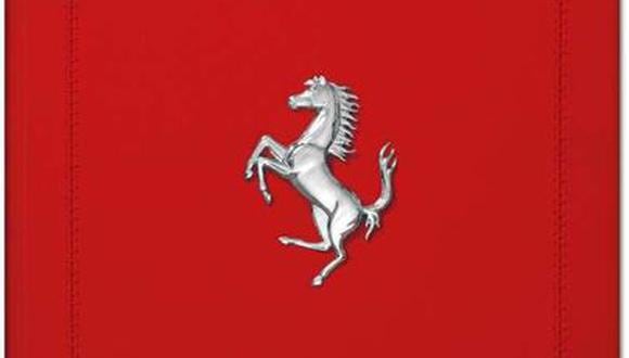 FOTO 6 | Caballo encabritado. El libro está hecho a mano, encuadernado en cuero rojo y cosido a mano. En su tapa lleva el símbolo de Ferrari, el Cavallino Rampante (caballo encabritado, en español).