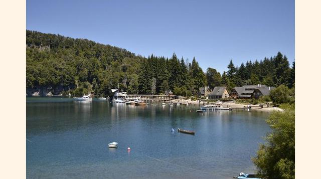 Villa La Angostura, Argentina. Villa La Angostura, un pueblo tranquilo en el corazón de la Patagonia, es la escapada perfecta para los turistas que aman la sensación alpina que ofrecen los bosques neblinosos de las montañas. Prueba algunas cosas ricas par