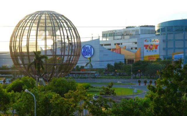 El SM Mall de Asia en las Filipinas cuenta con una pista de hielo de tamaño olímpico, un centro de descubrimientos científicos and y un cine IMAX en sus cuatro edificios interconectados.