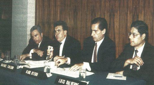 Los miembros del Cepri de Minero Perú dando a conocer las propuestas presentadas en sobre cerrado para la privatización de Cajamarquilla.