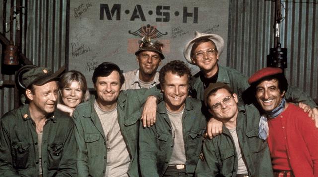 16. M*A*S*H (1972-83). Cuando se quiso filmar la secuela del filme MASH (1970), se terminó creando una serie de 11 temporadas sobre la Guerra de Korea que duró más que la guerra misma. El drama/comedia explora las aventuras de un grupo de médicos destacad