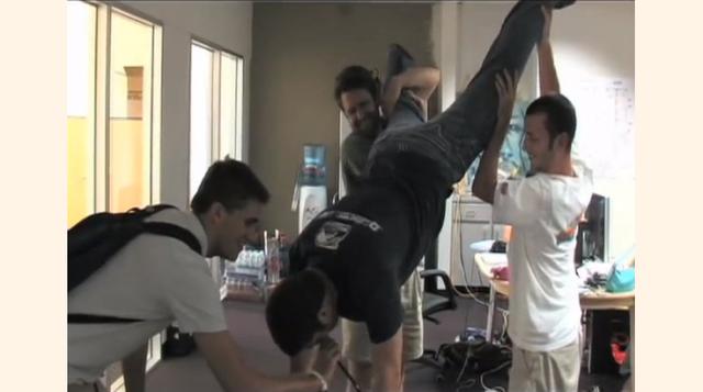 Casi al mismo tiempo, en junio del 2004, Facebook se trasladó a a una pequeña oficina en el centro de Palo Alto, California. En aquel entonces, la empresa era conocida por ser tanto un centro de fiestas como una startup. Estas imágenes fueron tomadas de &