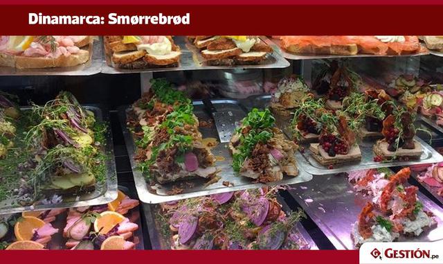 Esta exquisitez danesa incluye un pedazo de pan de centeno con mantequilla (o rugbrød) cubierto con fiambres, pescado, queso, guarniciones y/o productos para untar.