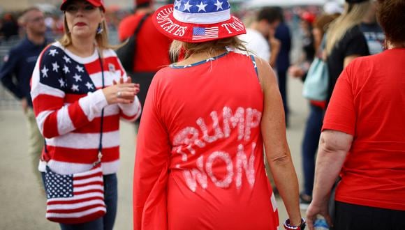 "Trump ganó", dice la camiseta de esta republicana seguidora del expresidente. Trump ha asistido a varios mitines para apoyar a sus candidatos en las elecciones legislativas de este 8 de noviembre. REUTERS/Mike Segar