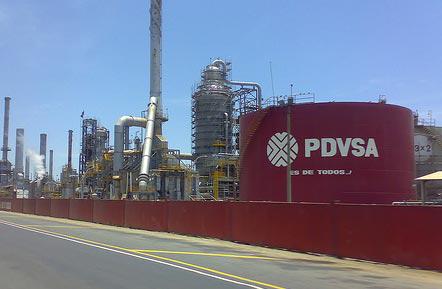 En un intento de ahogar económicamente al Gobierno de Maduro, Estados Unidos sancionó hace más de un año a la petrolera estatal PDVSA, la principal fuente de divisas para Venezuela.